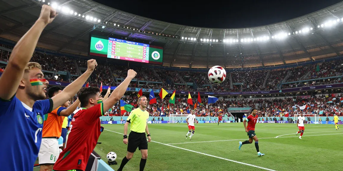 Suasana stadion sepak bola Piala Dunia 2026, sorakan fans, tebak skor piala dunia 2026 tengah berlangsung.